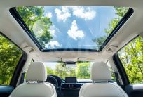 dán phim cách nhiệt cửa sổ trời ô tô giúp giảm nhiệt, chống chói và bảo vệ khoang nội thất