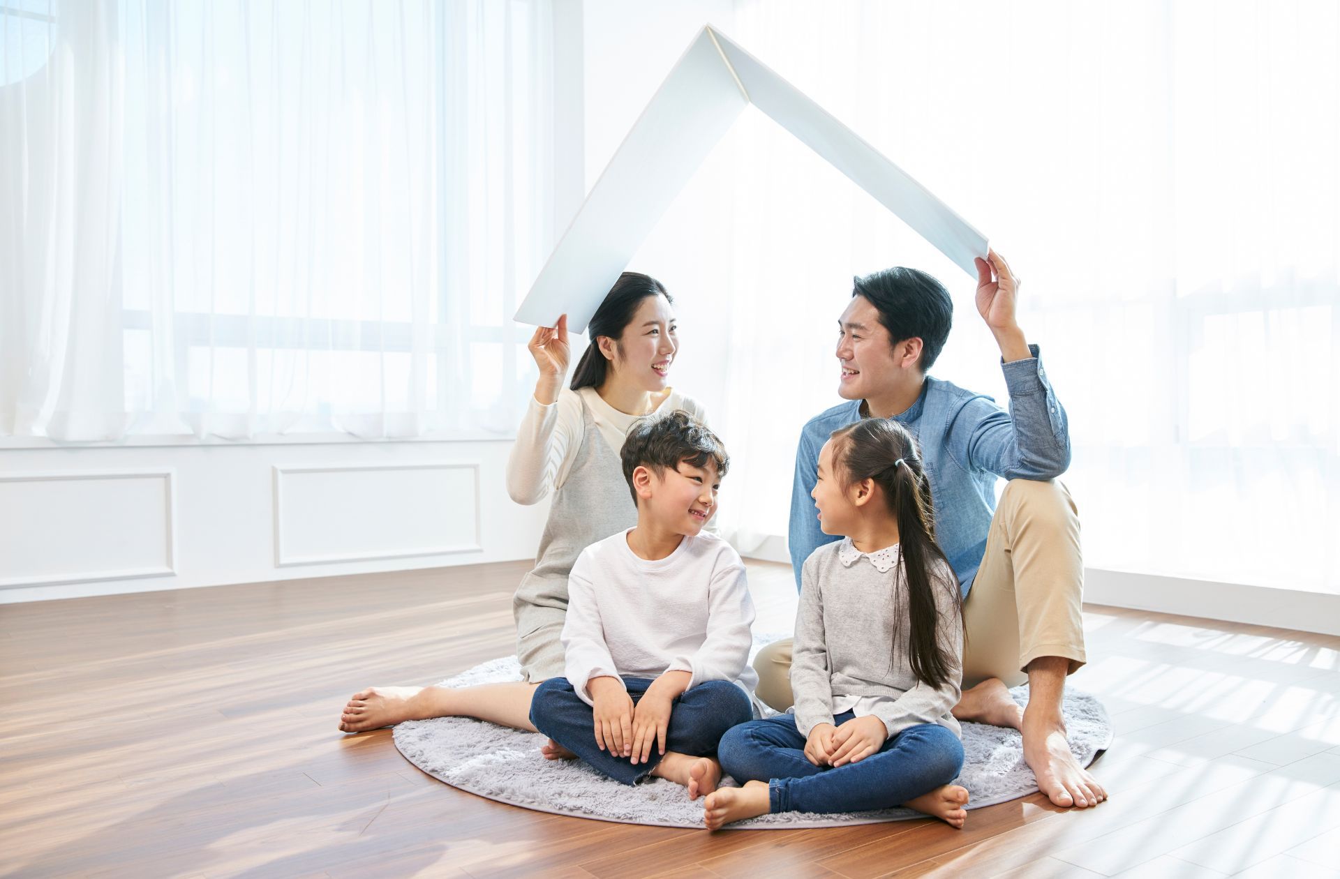 Gia đình tận hưởng không gian mát mẻ sau khi dán phim cách nhiệt cửa kính