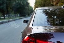 Giải pháp dán phim cách nhiệt kính hậu, kính lưng giúp giảm nóng, tăng riêng tư và bảo vệ nội thất ô tô.