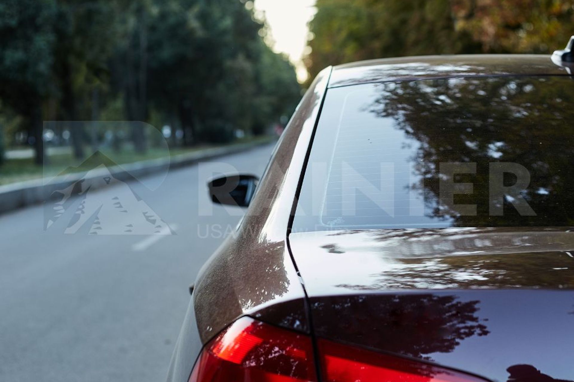 Giải pháp dán phim cách nhiệt kính hậu, kính lưng giúp giảm nóng, tăng riêng tư và bảo vệ nội thất ô tô.