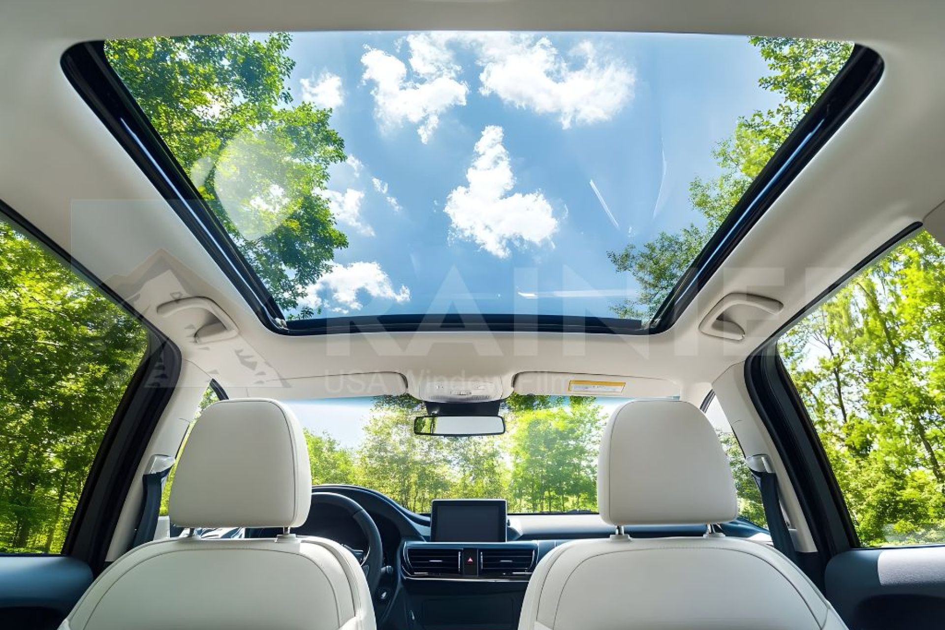 dán phim cách nhiệt cửa sổ trời ô tô giúp giảm nhiệt, chống chói và bảo vệ khoang nội thất