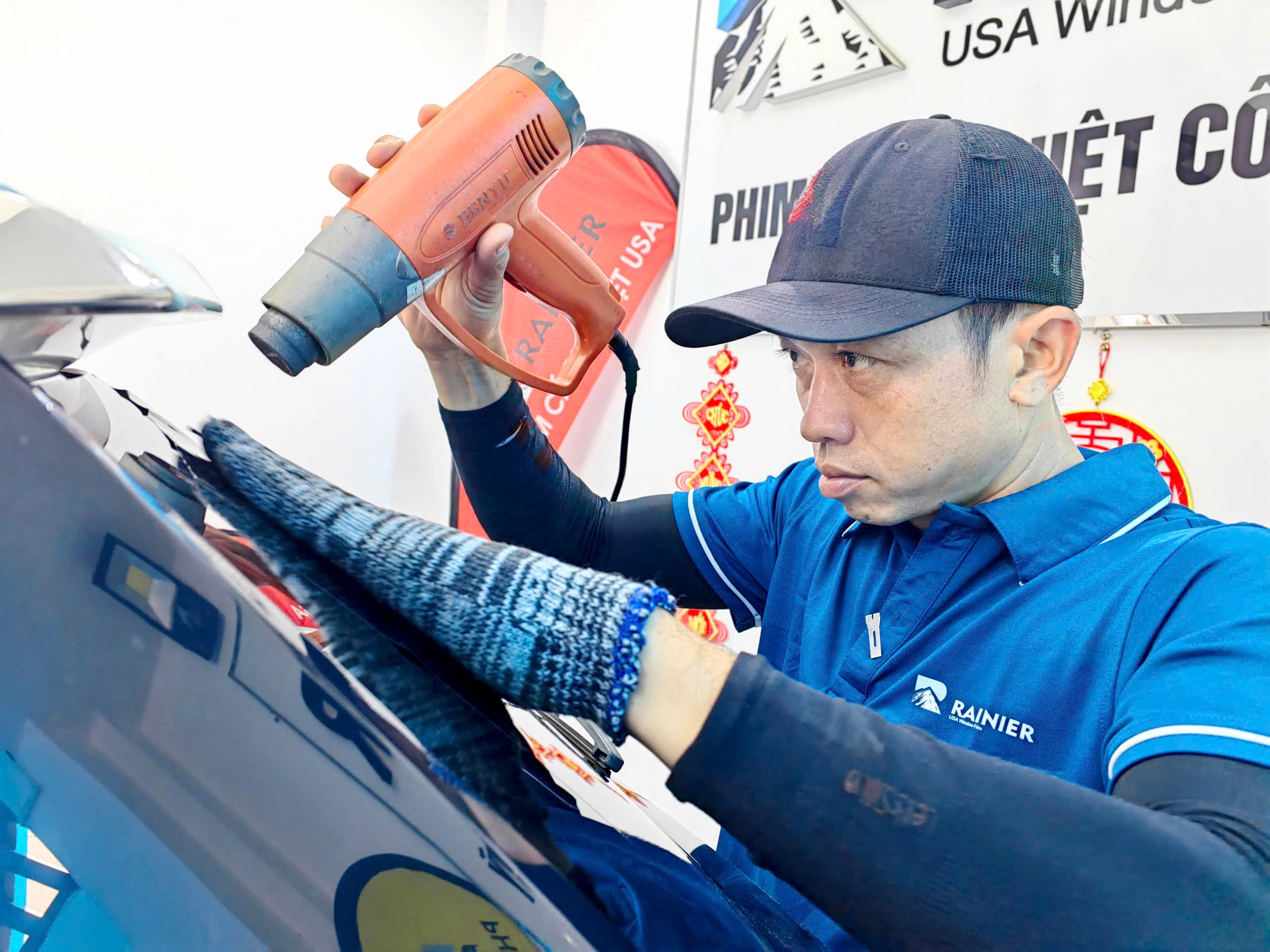 Quy trình sấy lấy form cho kính hậu của xe ô tô