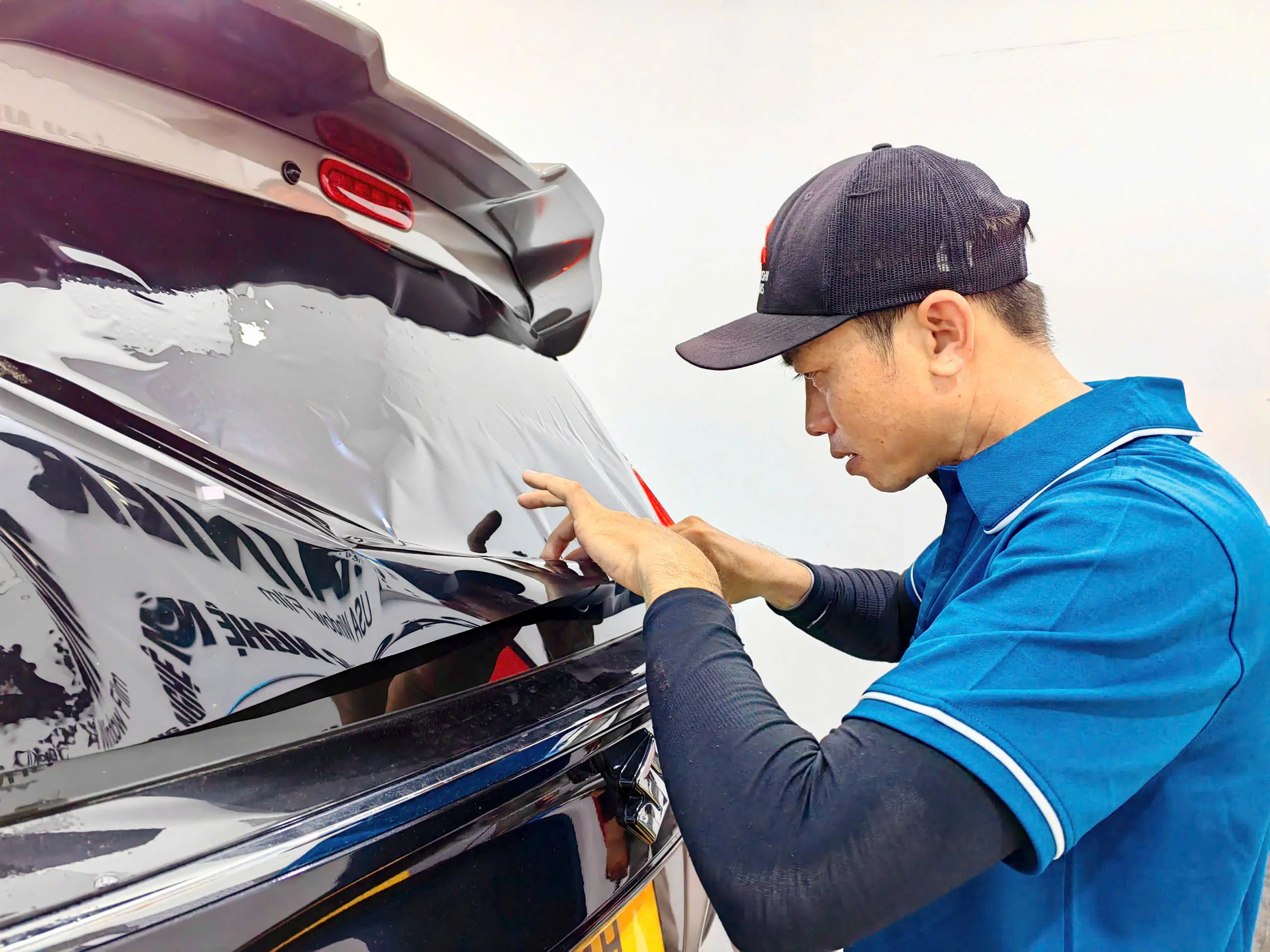 Phim cách nhiệt Newking mã RK10 được dán cho kính hậu của xe