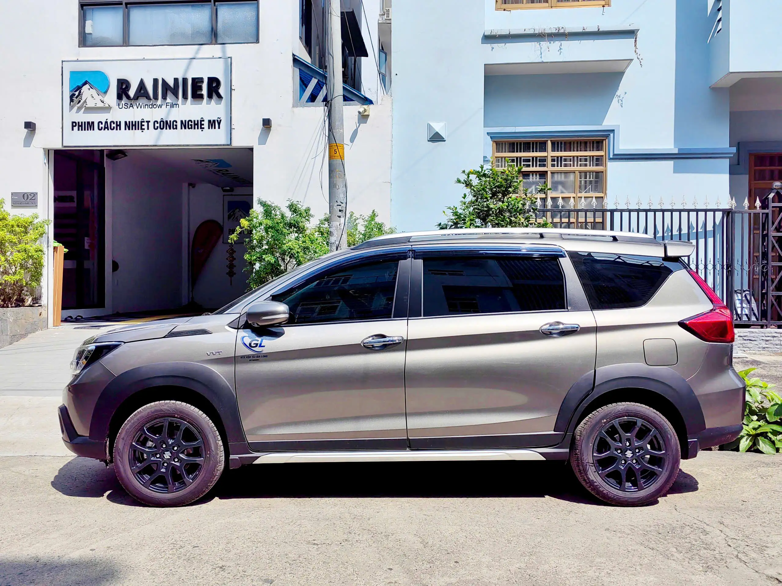 Kính sườn được dán mã phim có độ truyền sáng thấp hơn để bảo vệ sự riêng tư tối ưu