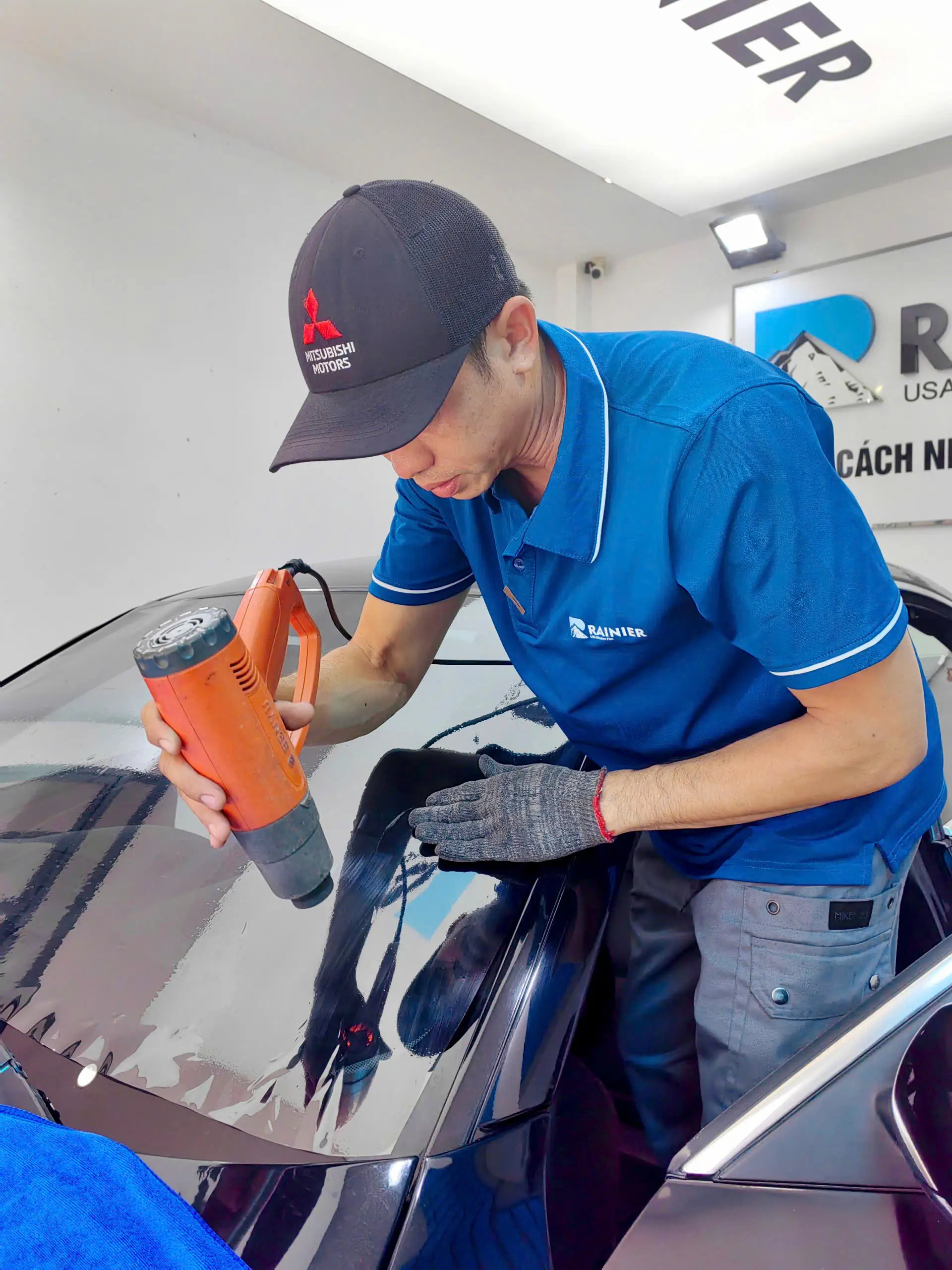 Quá trình dán phim cách nhiệt ô tô mã RK50 cho kính lái Quá trình dán phim cách nhiệt ô tô mã RK50 cho kính lái