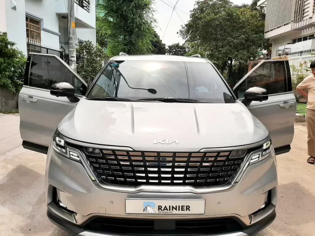 Dán phim cách nhiệt Rainier Nano UV Care cho kính sườn và kính hậu Hình ảnh dán phim cách nhiệt Rainier Nano UV Care trên kính sườn và kính hậu xe