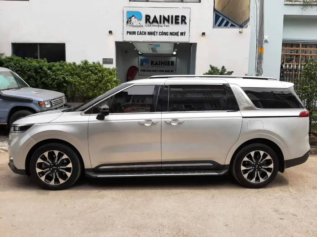 Hoàn thiện quá trình dán phim cách nhiệt Rainier cho xe Hình ảnh xe hoàn thiện việc dán phim cách nhiệt Rainier