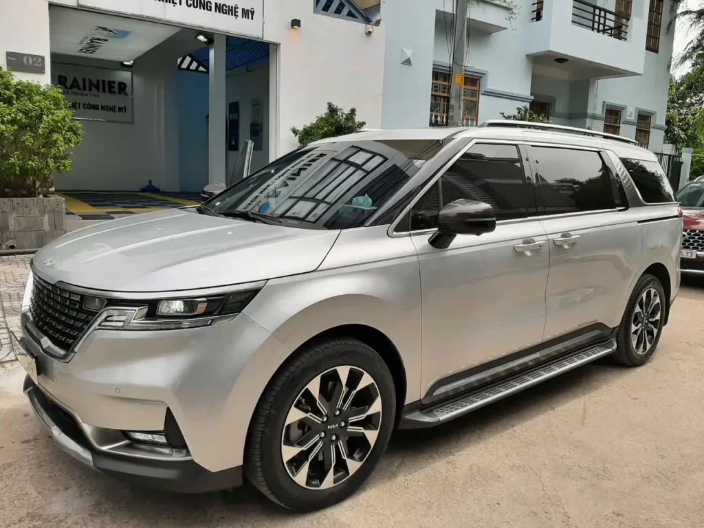 Hình ảnh dán phim cách nhiệt Rainier Newking trên kính lái xe Carnival