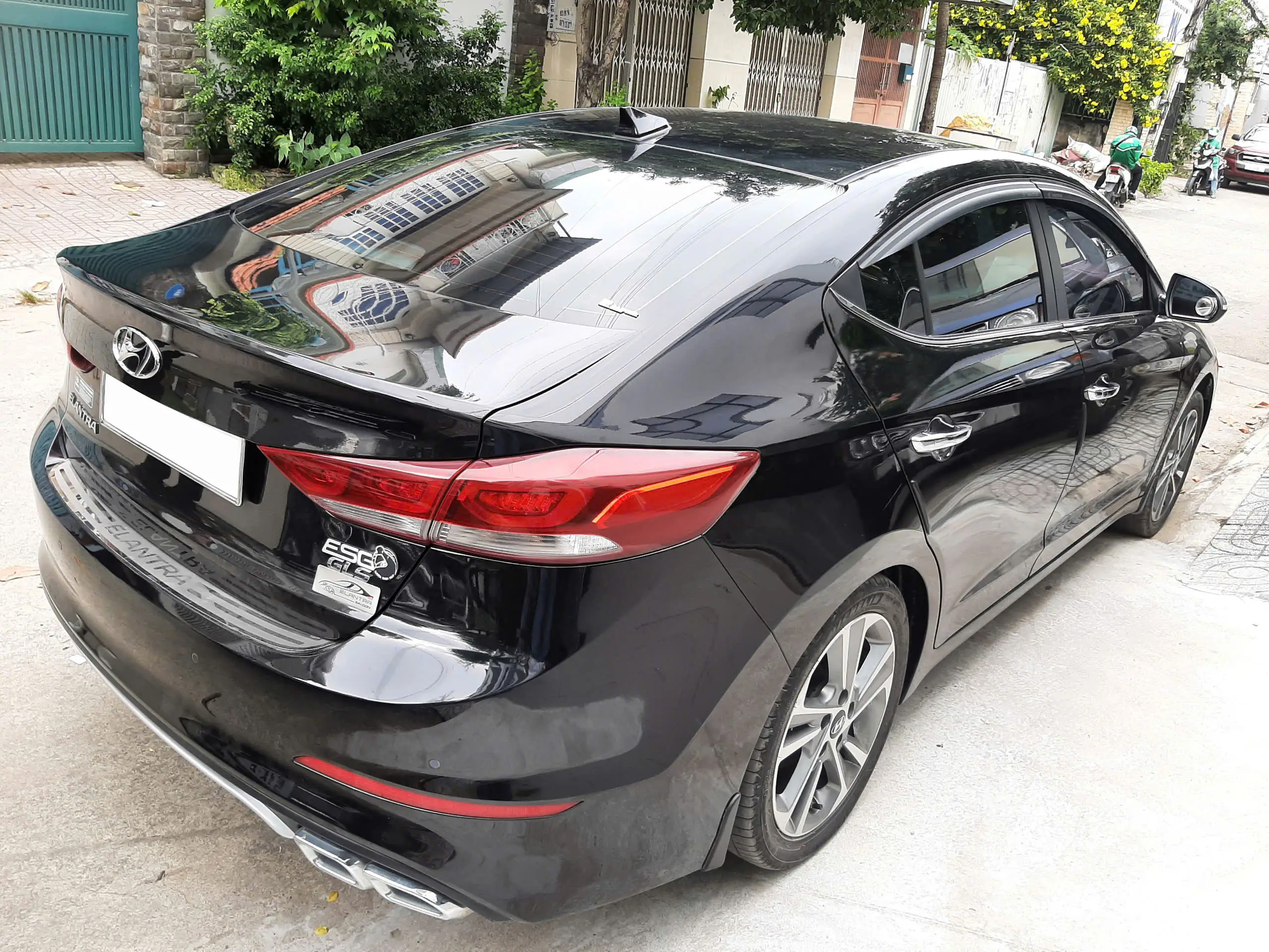 Hình ảnh dán phim cách nhiệt Rainier Nano UV Care trên kính sườn và kính hậu