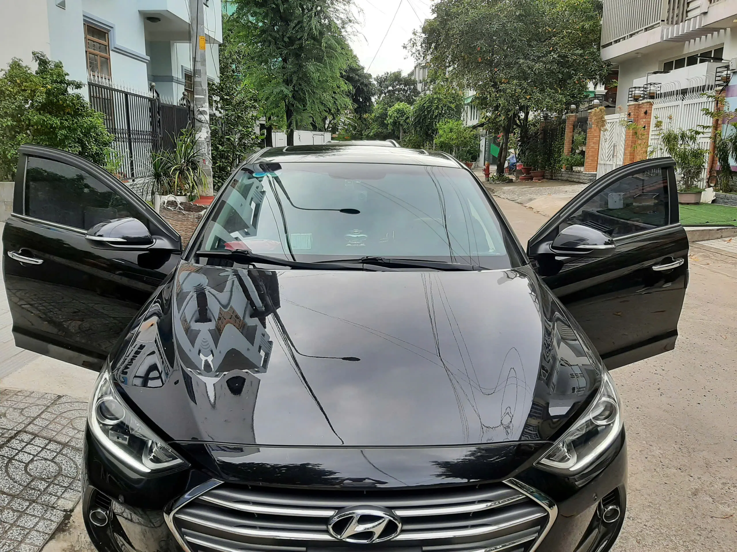 Sau khi hoàn thiện lớp phim cách nhiệt ô tô Rainier Nano UVCare