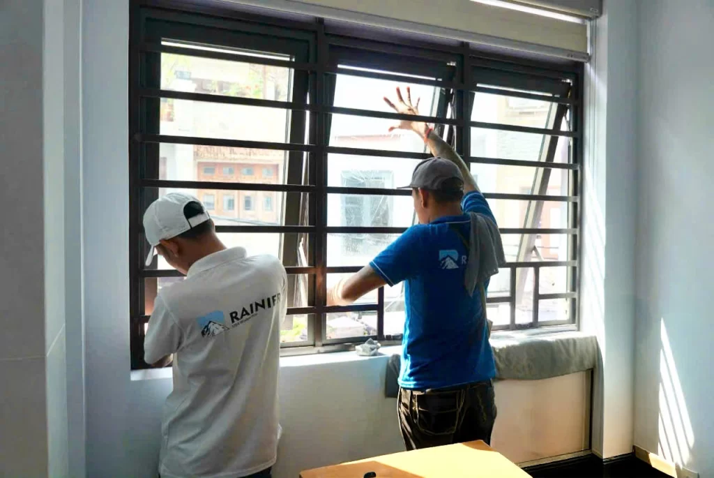 Đội ngũ kỹ thuật dán phim cách nhiệt tại nhà phố Tân Bình