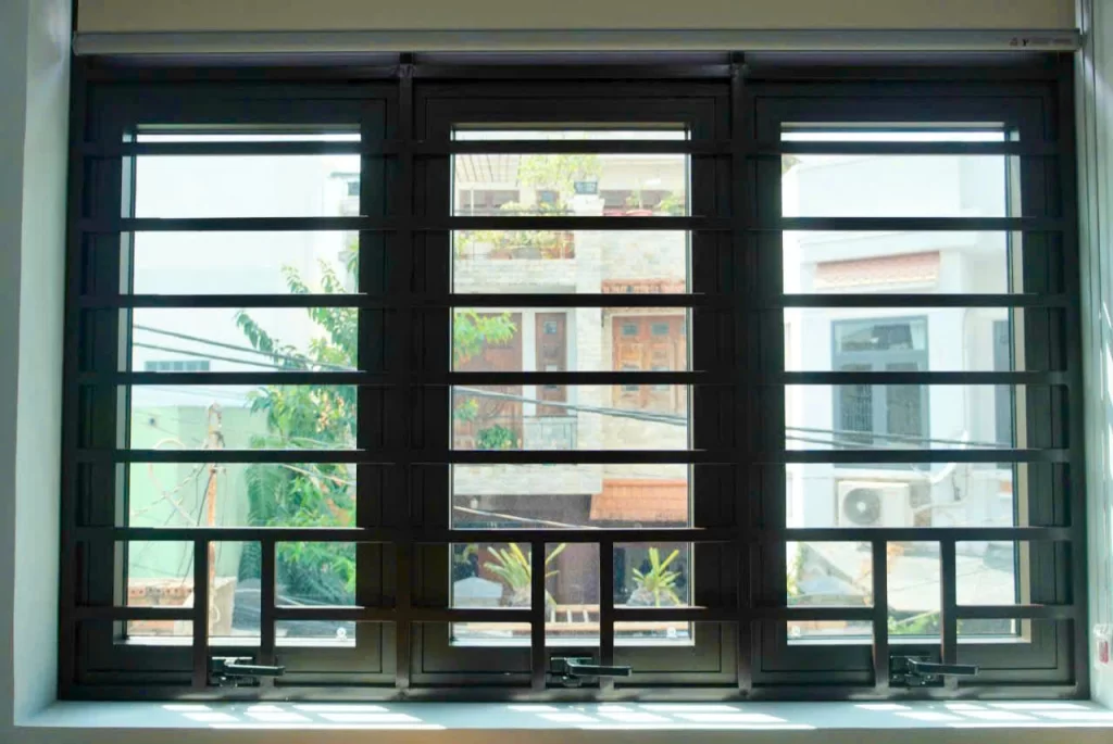 Cửa sổ được hoàn thiện lớp phim cách nhiệt của Rainier mã RC70