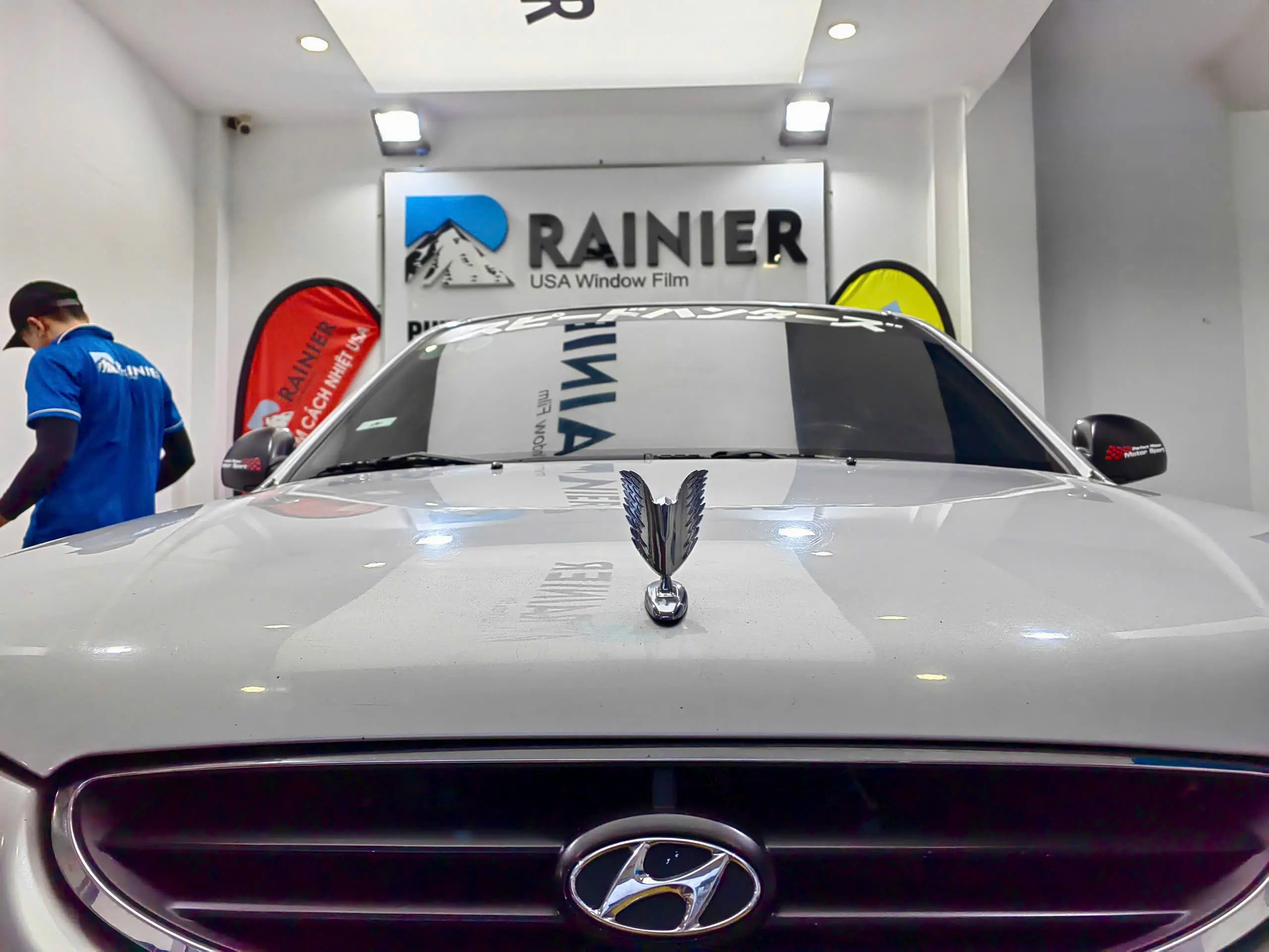 Kính lái xe hơi được dán phim cách nhiệt R50SA