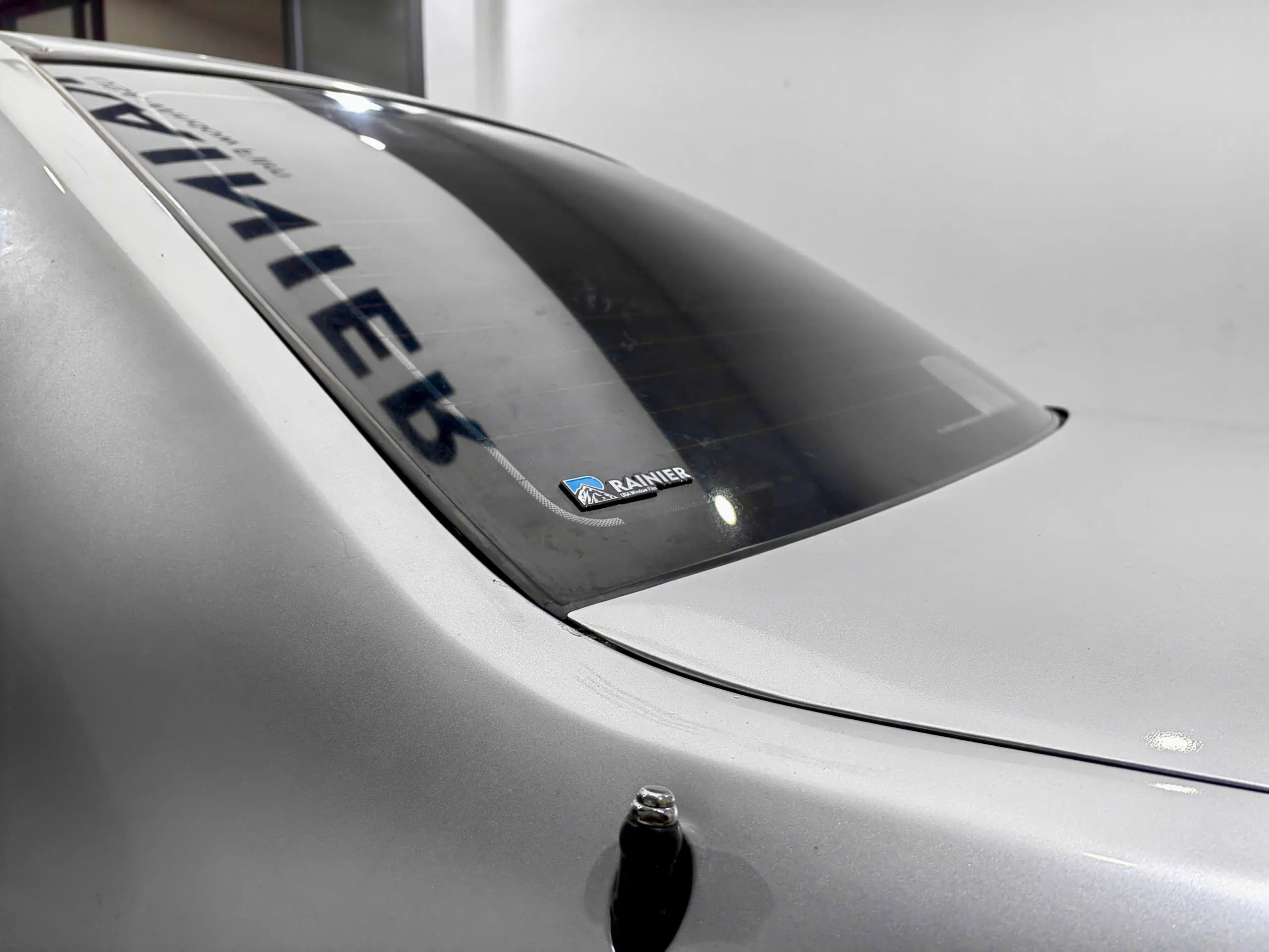 Kính hậu được dán phim cách nhiệt mã R10S