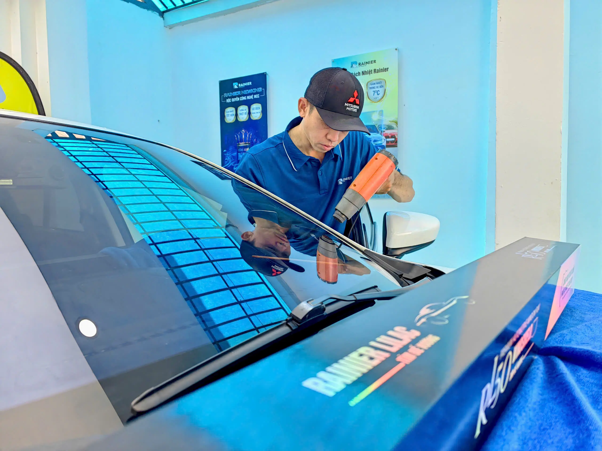 Các bước dán phim cách nhiệt cho kính lái