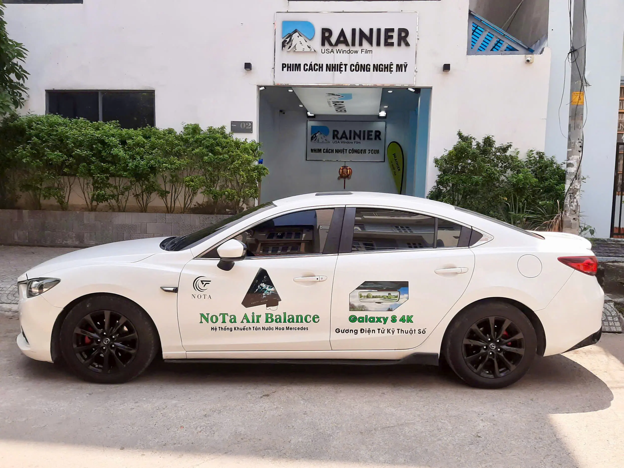 Các kính sườn và kính hậu được hoàn thiện bởi phim cách nhiệt Rainier Newking