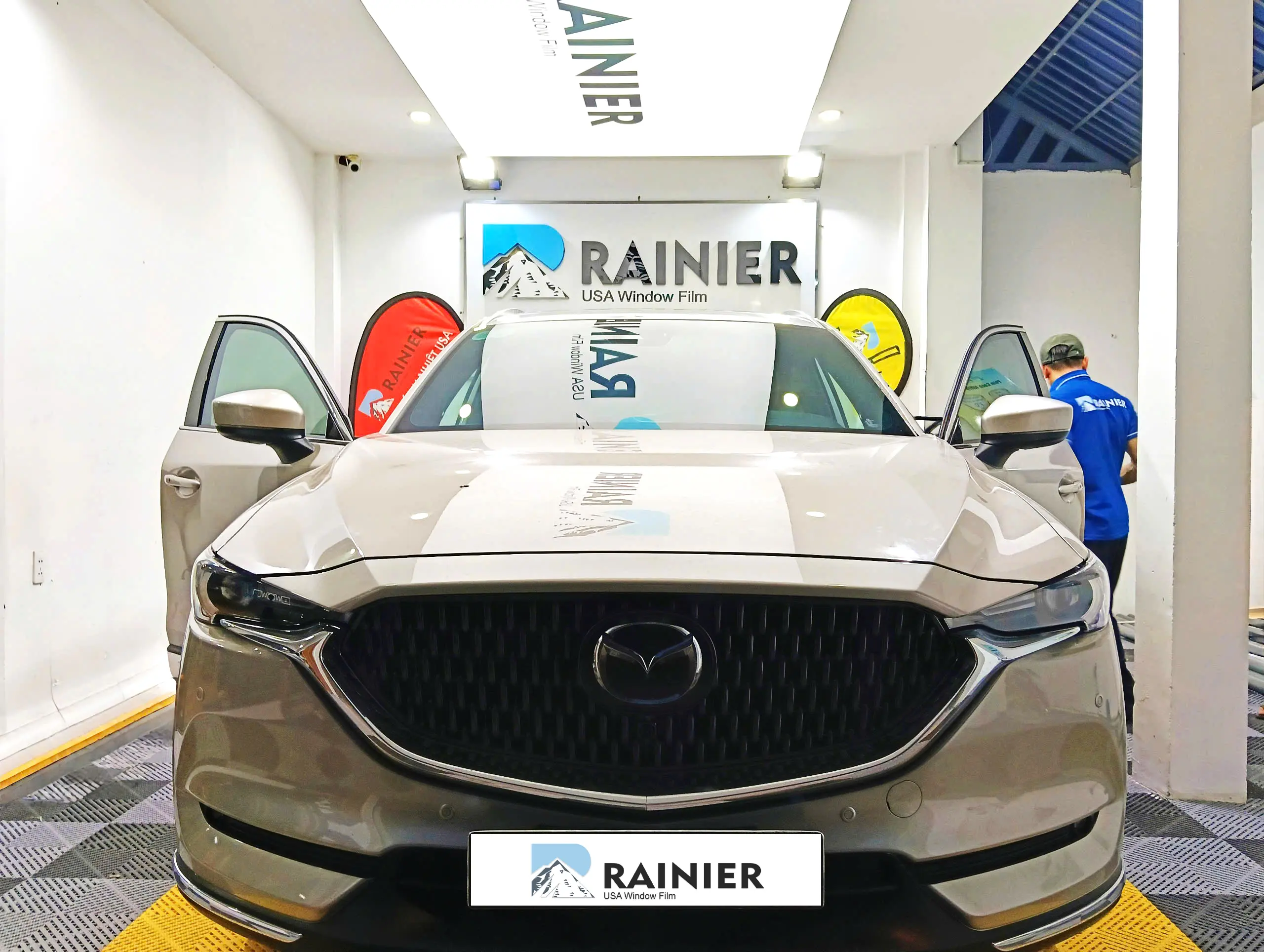 Dán phim cách nhiệt Rainier Newking cho kính lái Dán phim cách nhiệt cho xe ô tô MAZDA CX8