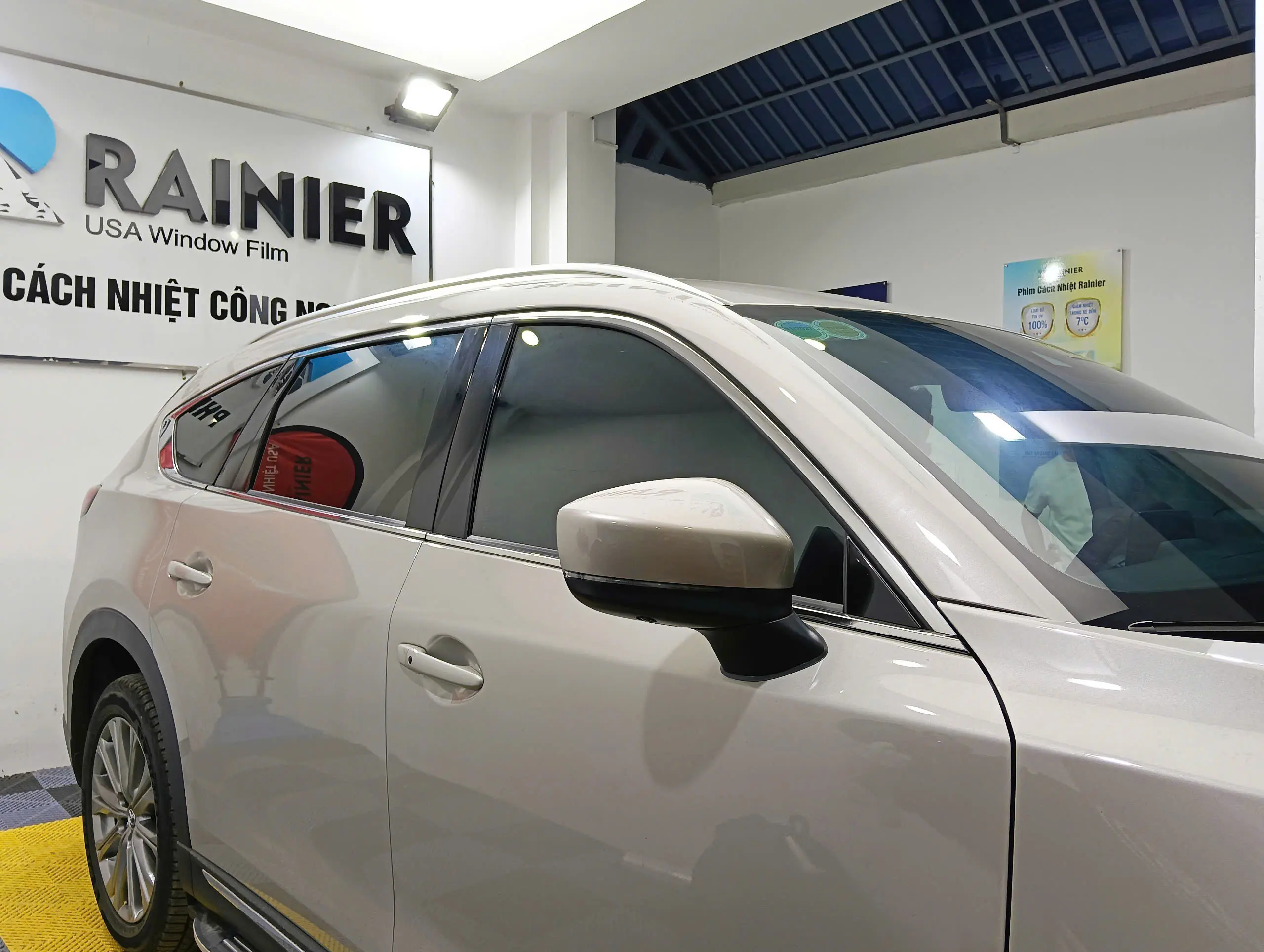 Dán phim cách nhiệt Rainier Newking cho kính sườn Kính lái và kính sườn được hoàn thiện lớp phim cách nhiệt RK50 và RK20