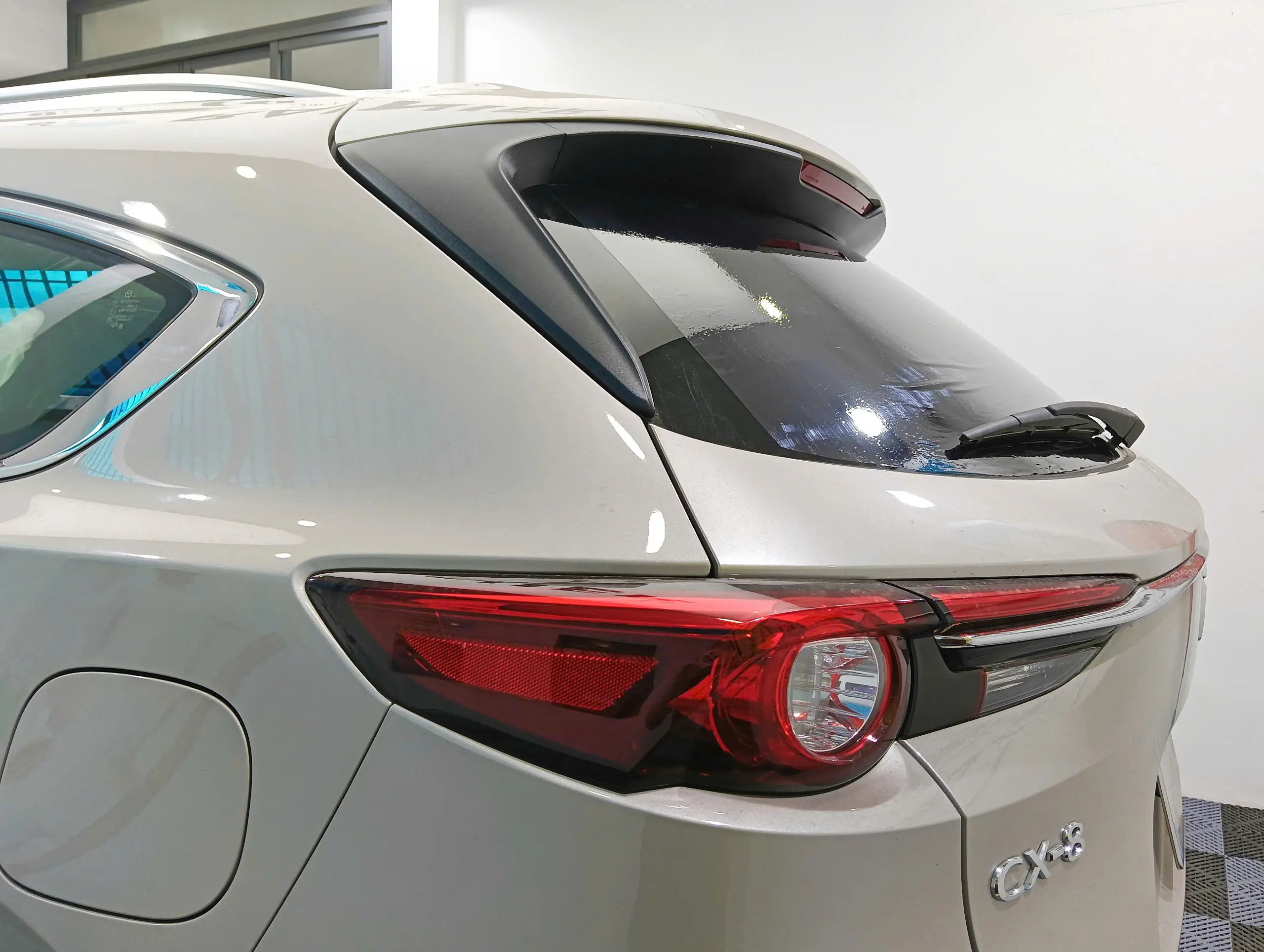 Dán phim cách nhiệt Rainier Newking cho kính hậu Kính hậu của Mazda CX8 được dán phim cách nhiệt mã RK10