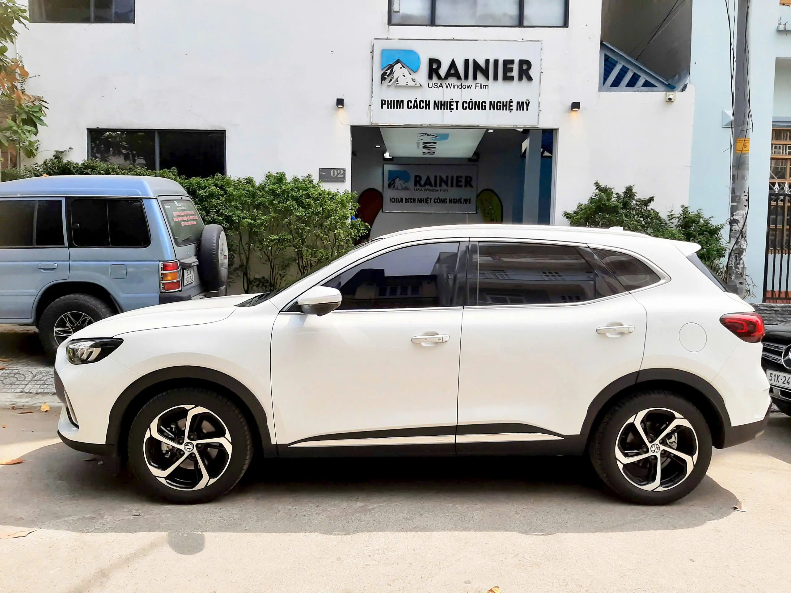 Kính sườn và kính hậu được dán phim chống nống Rainier Newking Kính sườn và kính hậu được dán phim chống nống Rainier Newking
