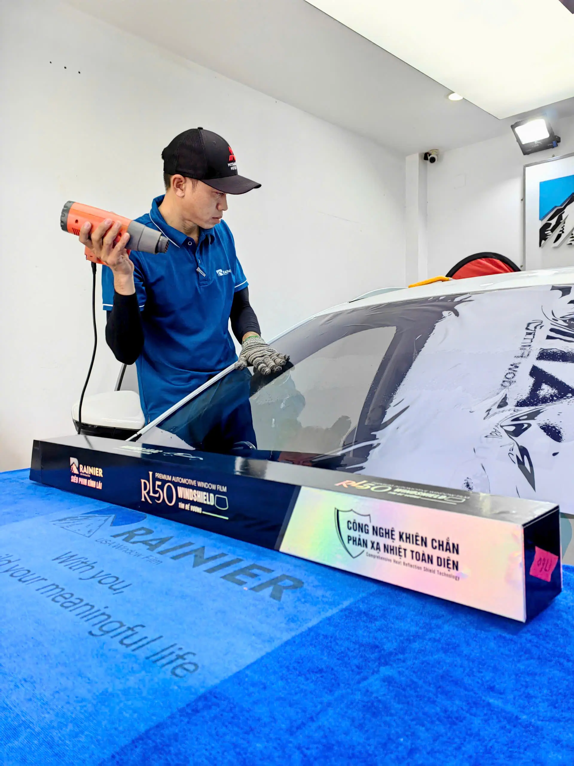 Sấy phim cách nhiệt Rainier Lilac50 cho kính lái MG HS Sấy phim cách nhiệt Rainier Lilac50 cho kính lái MG HS