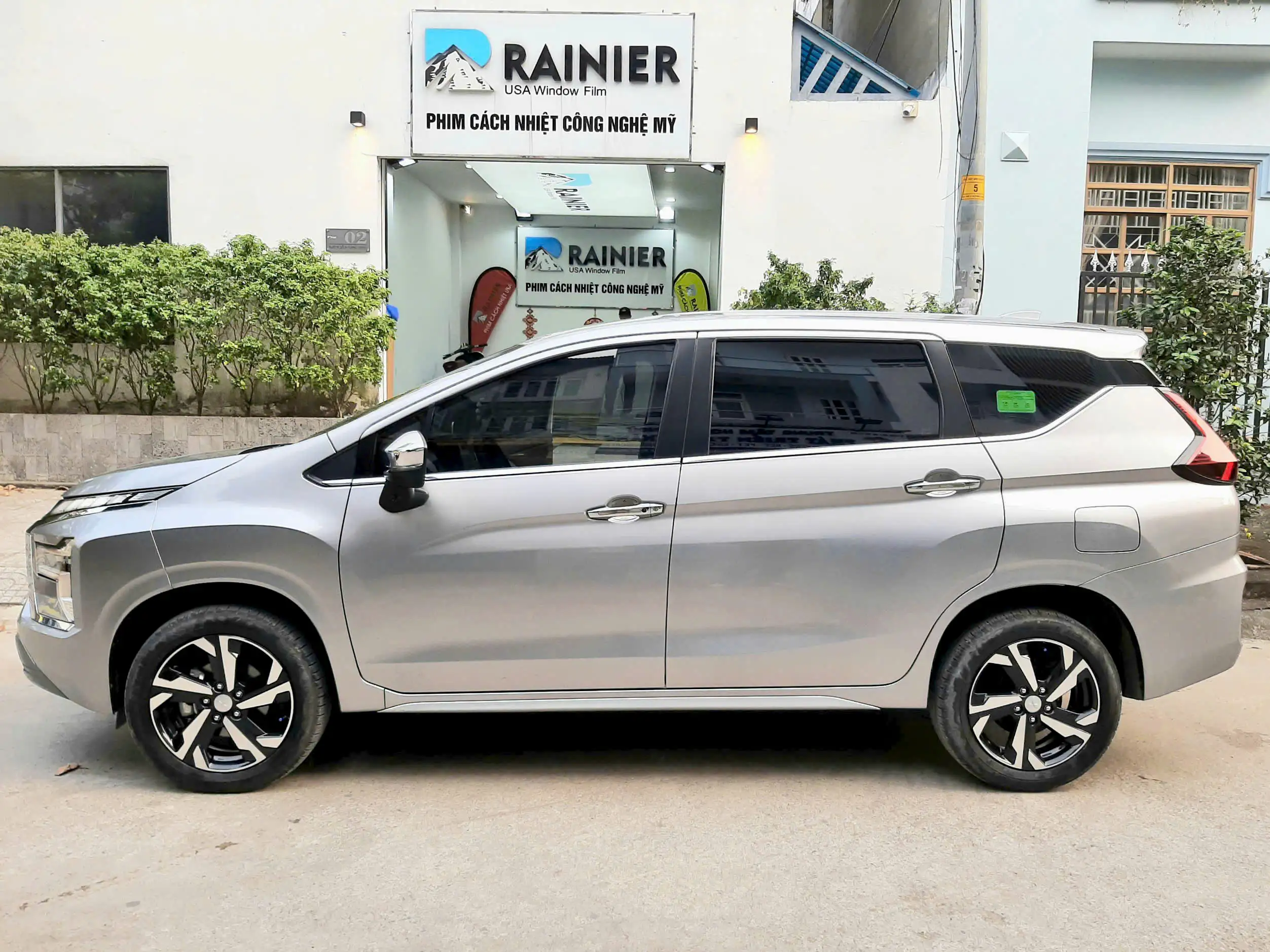 Kính sườn được dán phim cách nhiệt Rainier Standard mã R20S Kính sườn được dán phim cách nhiệt Rainier Standard mã R20S