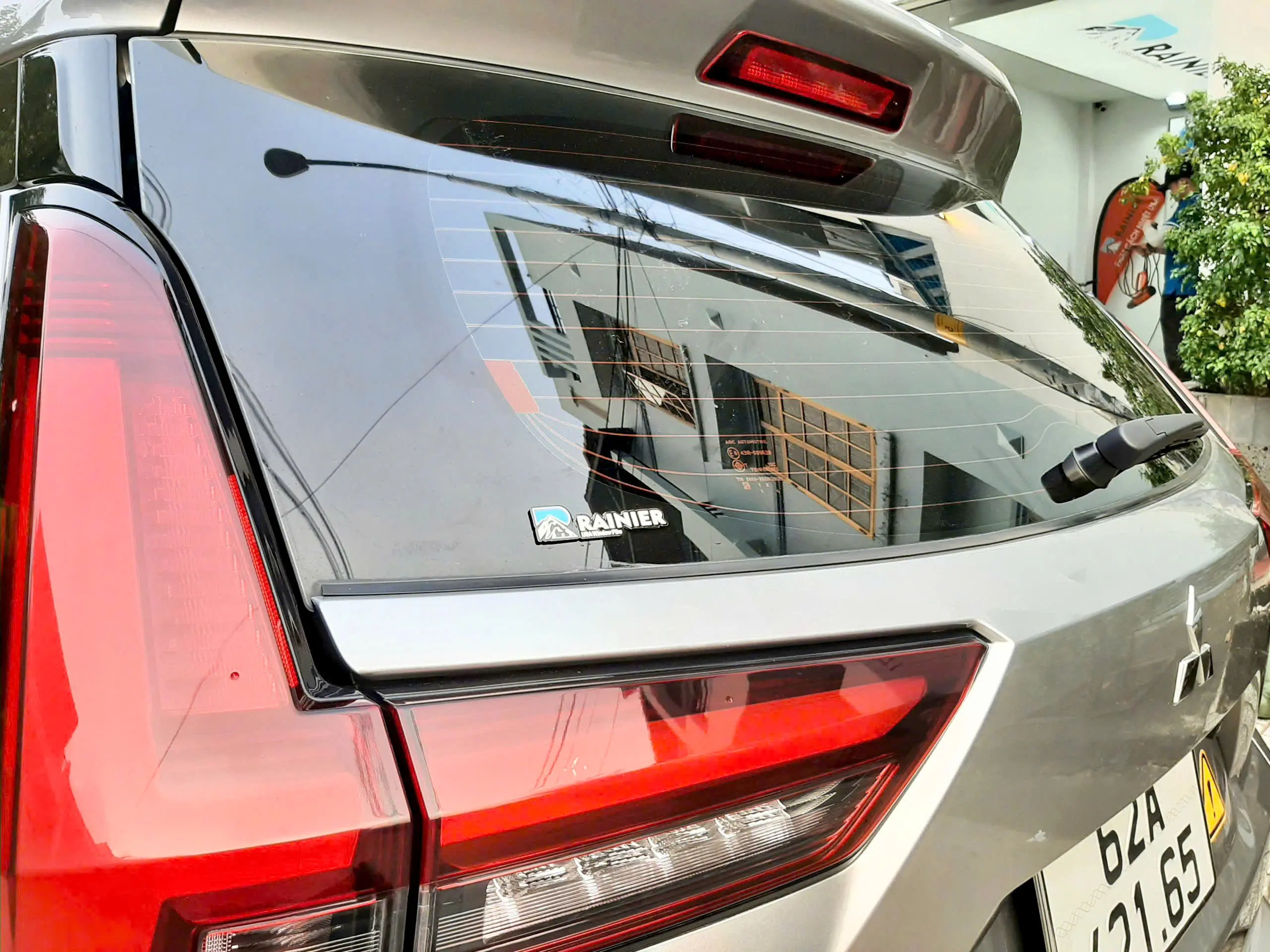 Kính hậu Mitsubishi Xpander sau khi được dán phim cách nhiệt Rainier Standard mã R10S Kính hậu Mitsubishi Xpander sau khi được dán phim cách nhiệt Rainier Standard mã R10S