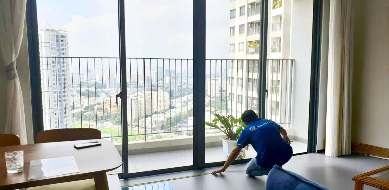 Quá trình thi công dán phim chống nóng cho cửa kính
