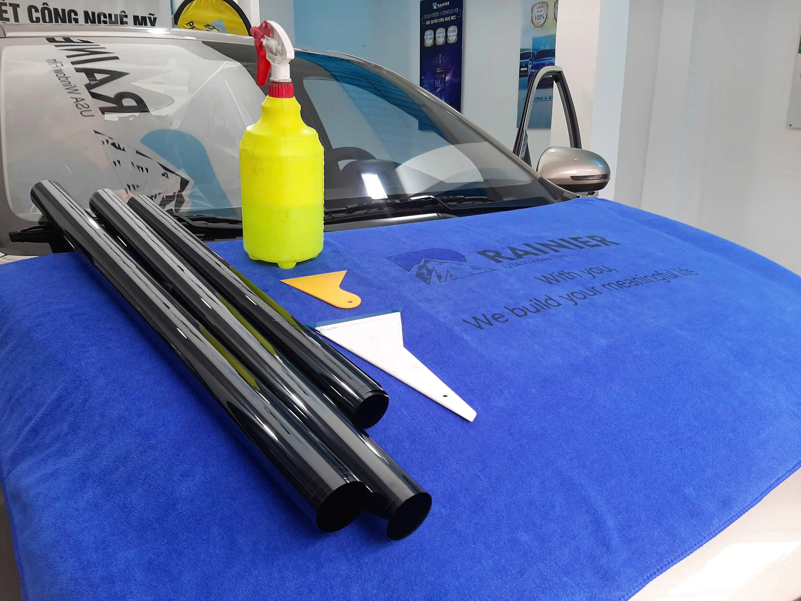 Dán phim cách nhiệt Rainier Alpha RSA50 cho kính lái xe Soluto Hình ảnh dán phim cách nhiệt Rainier Alpha RSA50 trên kính lái xe Soluto