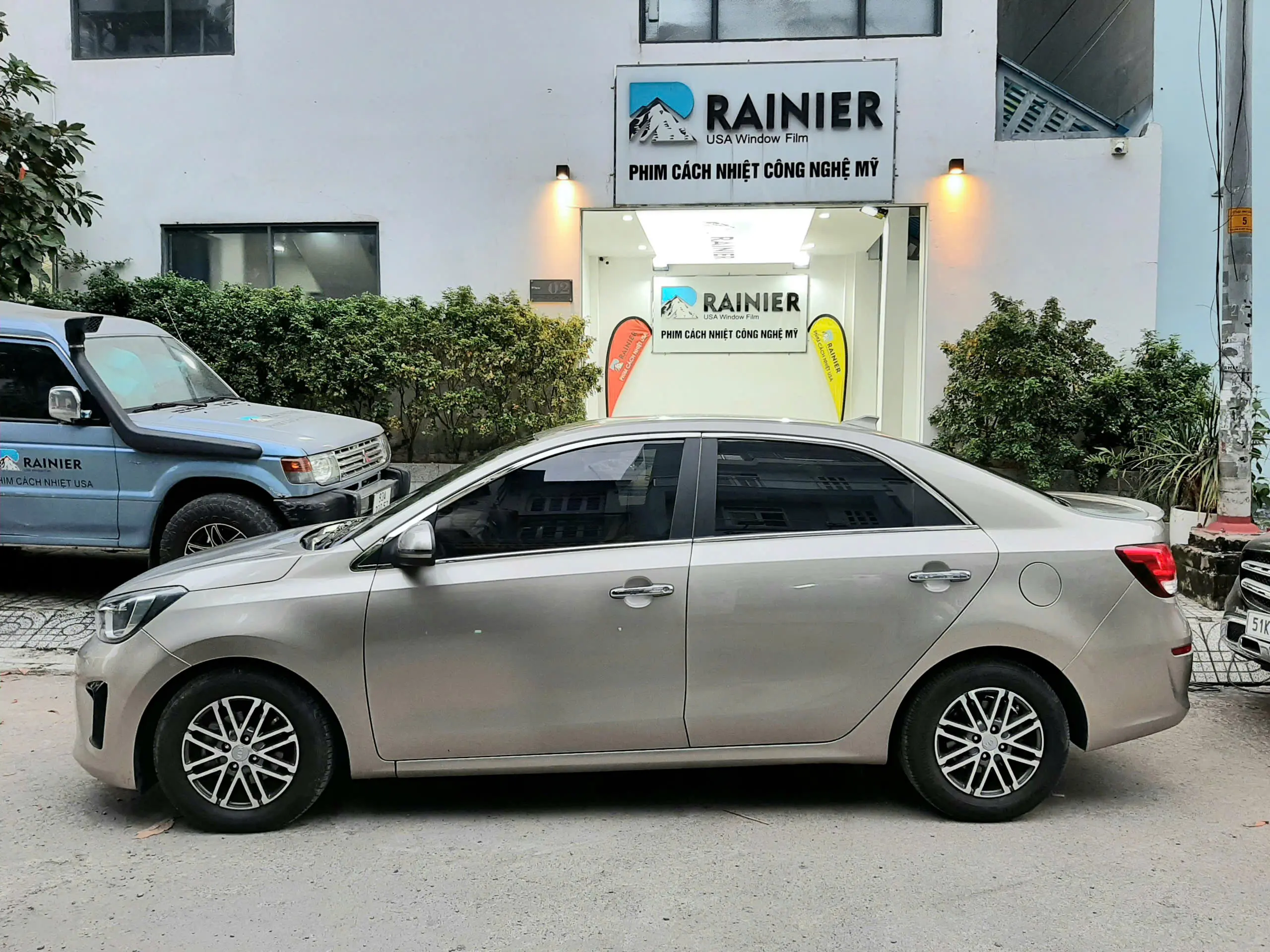 Hoàn thiện dán phim cách nhiệt Rainier cho xe ô tô Lớp phim cách nhiệt của Rainier giúp KIA SOLUTO thêm sang trọng