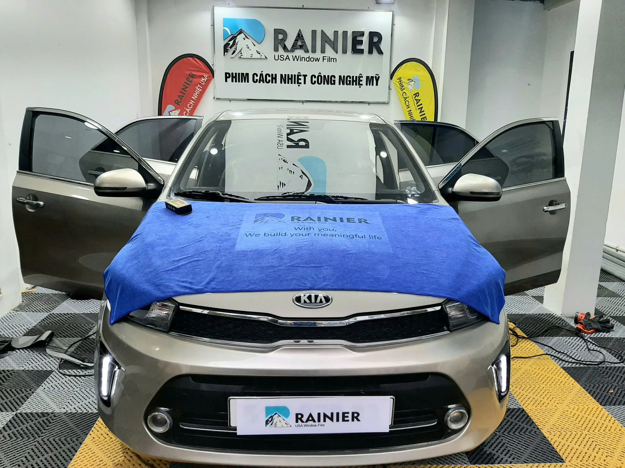 Dán phim cách nhiệt Rainier Standard cho kính sườn và kính hậu xe Độ chống chói và bảo vệ riêng tư gần như tuyệt đối