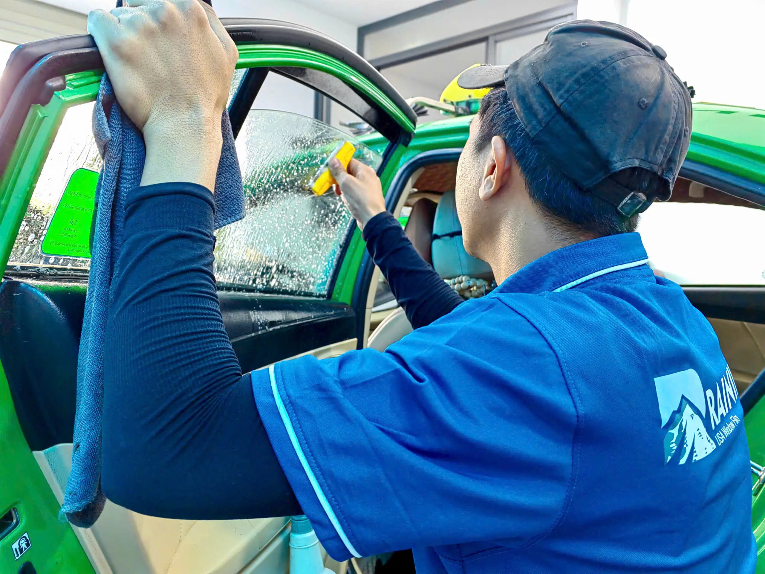 Nhân viên kỹ thuật của Rainier đang dán phim cách nhiệt cho kính sườn 