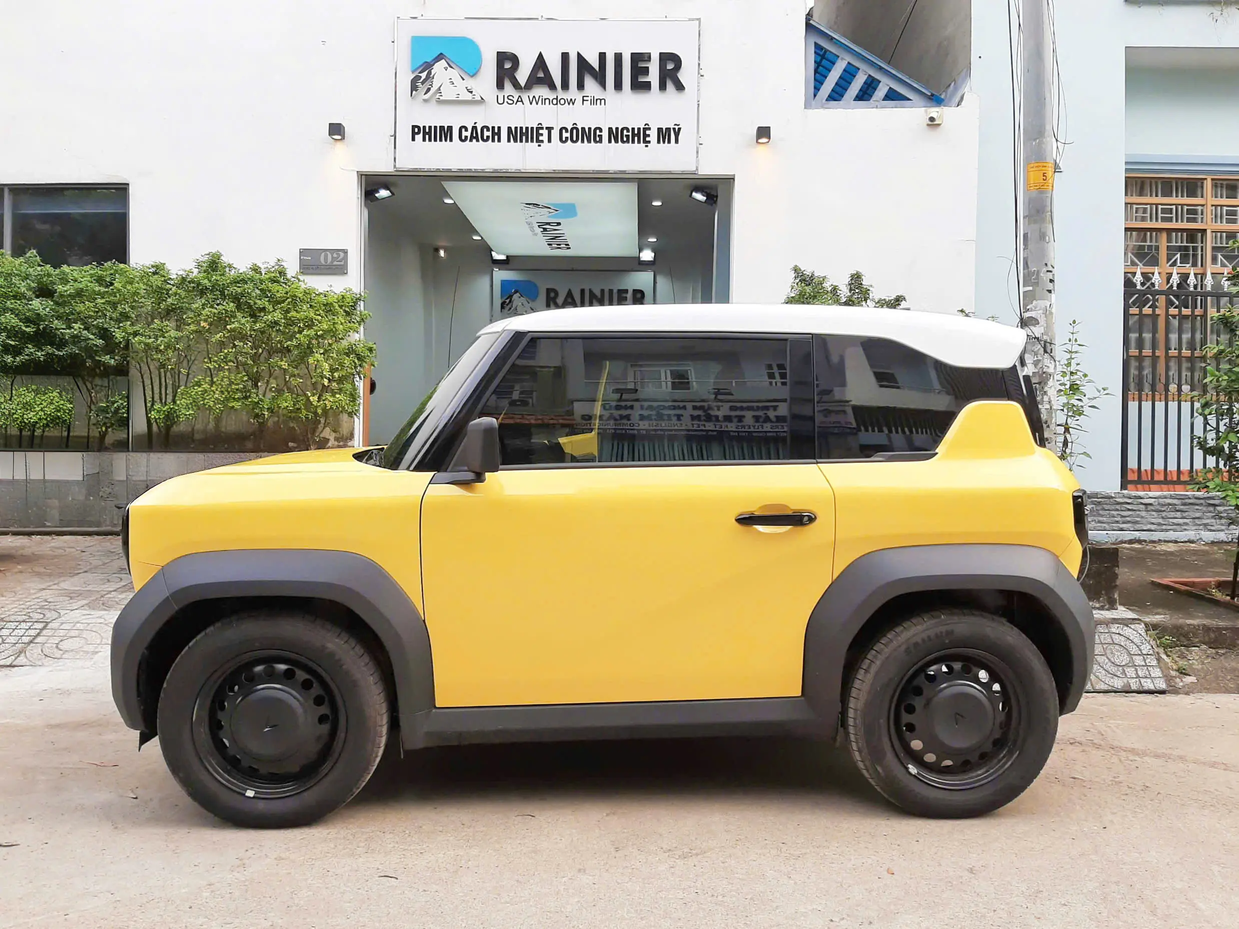 Dán film cách nhiệt ô tô mã RK20 và RK10 cho kính sườn và kính hậu Dán film cách nhiệt ô tô mã RK20 và RK10 cho kính sườn và kính hậu