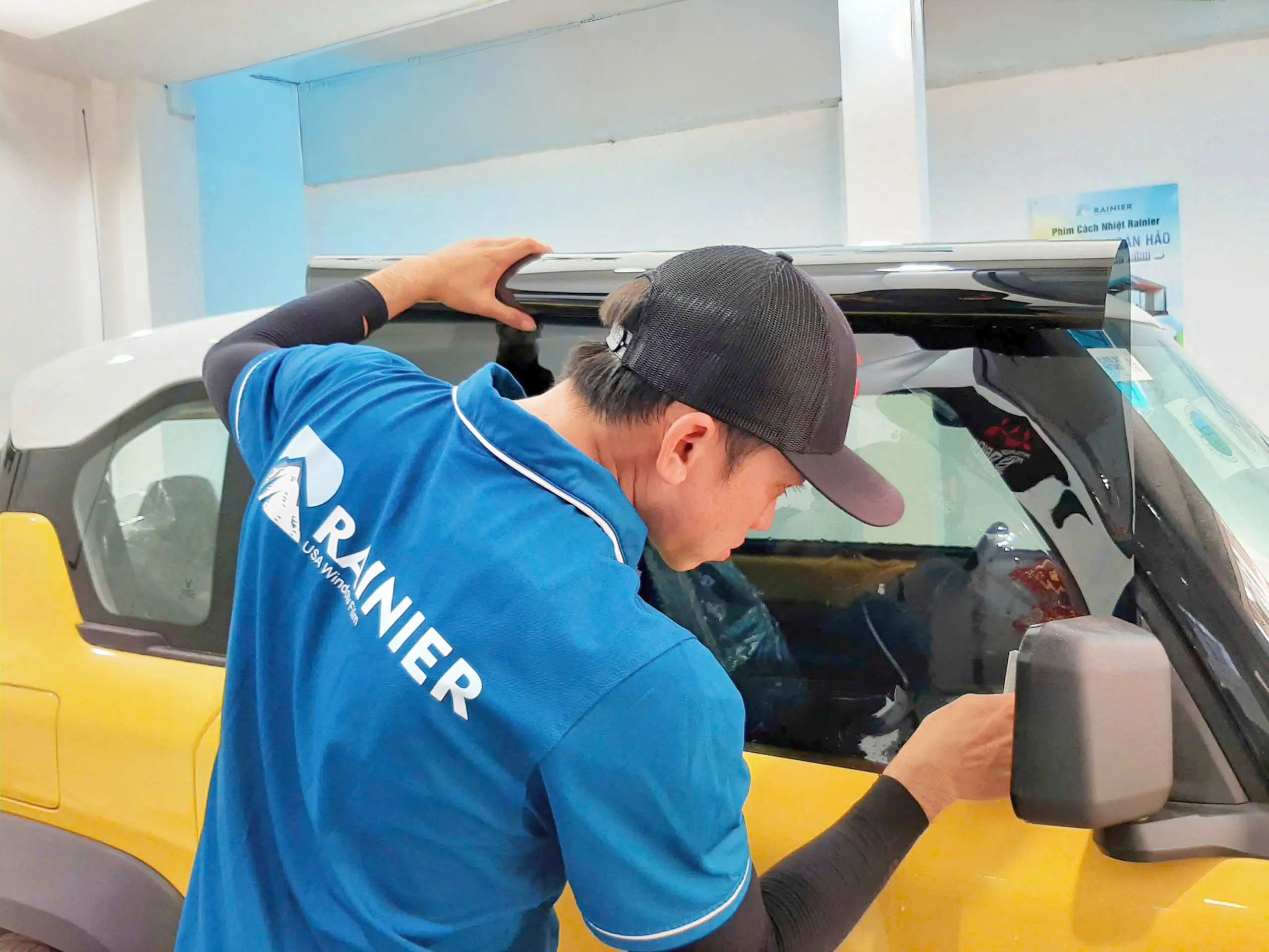 Dán phim cách nhiệt Rainier Newking cho xe Vinfast VF3 Dán phim cách nhiệt Rainier Newking cho xe Vinfast VF3