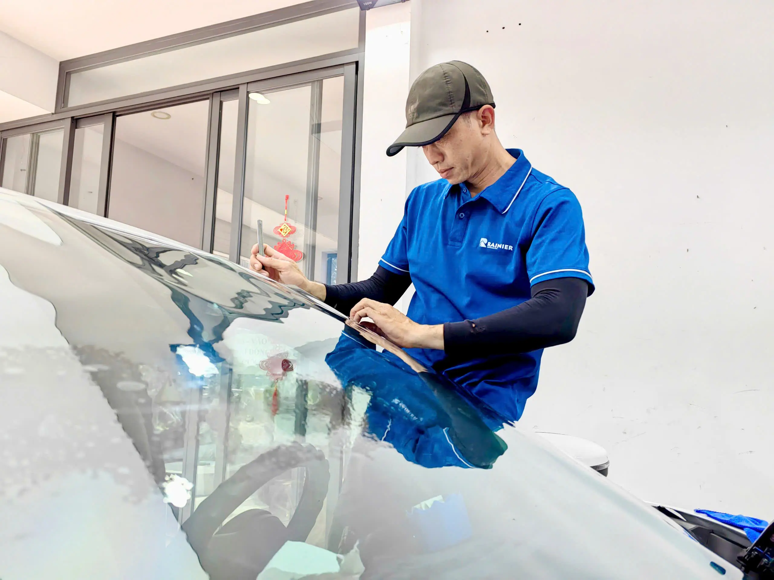 Quá trình dán phim cho kính lái xe điện Vinfast VF5