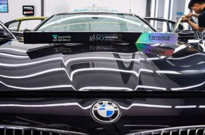 Hộp cuộn phim cách nhiệt kính lái Rainier Lilac 50 – Sản phẩm cao cấp nhập khẩu chính hãng Cuộn phim cách nhiệt kính lái Rainier Lilac 50 đóng gói chính hãng trong hộp sang trọng