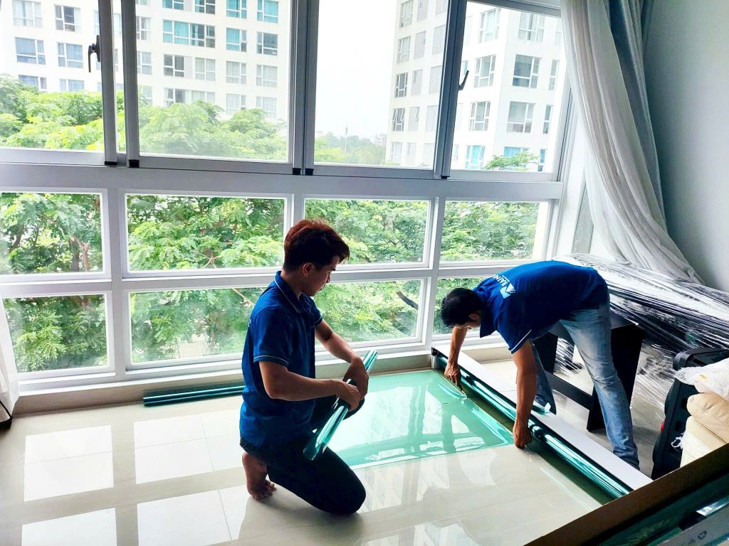 Dán phim cách nhiệt chống nóng Rainier Nano UV Care cho cửa sổ kính chung cư Thi công dán phim cách nhiệt chống nóng Rainier Nano UV Care cho cửa sổ kính