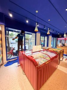 Dán phim cách nhiệt cho cửa hàng, showroom Dán phim cách nhiệt nhà kính cho cửa hàng mặt tiền kính lớn