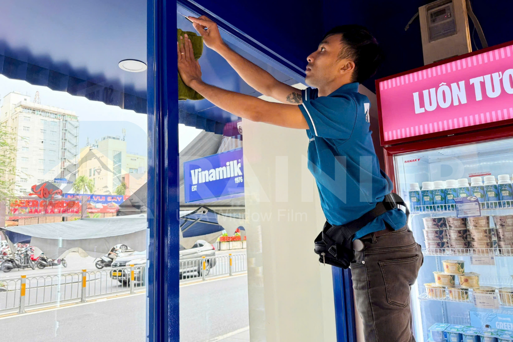 Dán phim cách nhiệt cho cửa hàng, showroom Dán phim cách nhiệt nhà kính cho cửa hàng mặt tiền kính lớn