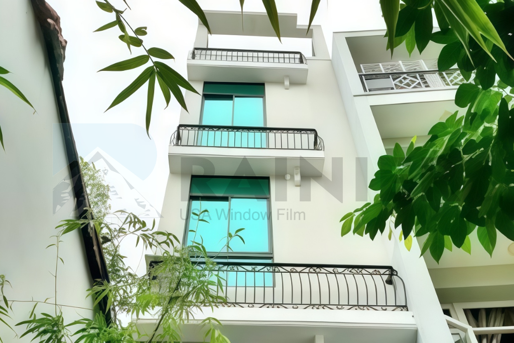 Phim cách nhiệt Rainier Building Colorful tăng khả năng riêng tư cho ngôi nhà Dán phim cách nhiệt Rainier Building Colorful cho cửa sổ kính