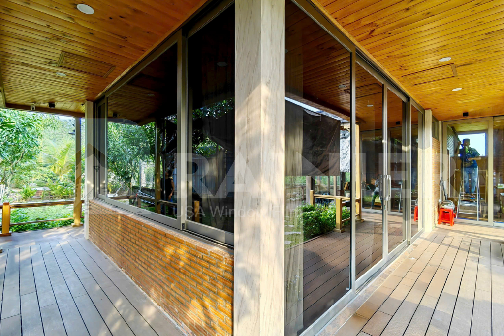 Dán phim cách nhiệt nhà kính cho nhà phố Thi công dán phim cách nhiệt cho nhà phố hiện đại