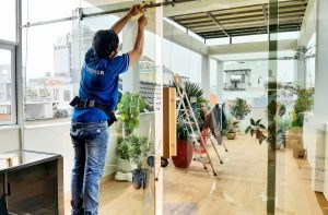 Phim cách nhiệt phún xạ kim loại cho nhà kính – Giải pháp chống nóng hiệu quả Dán phim cách nhiệt công nghệ phún xạ kim loại cho nhà kính giúp giảm nhiệt và chống chói