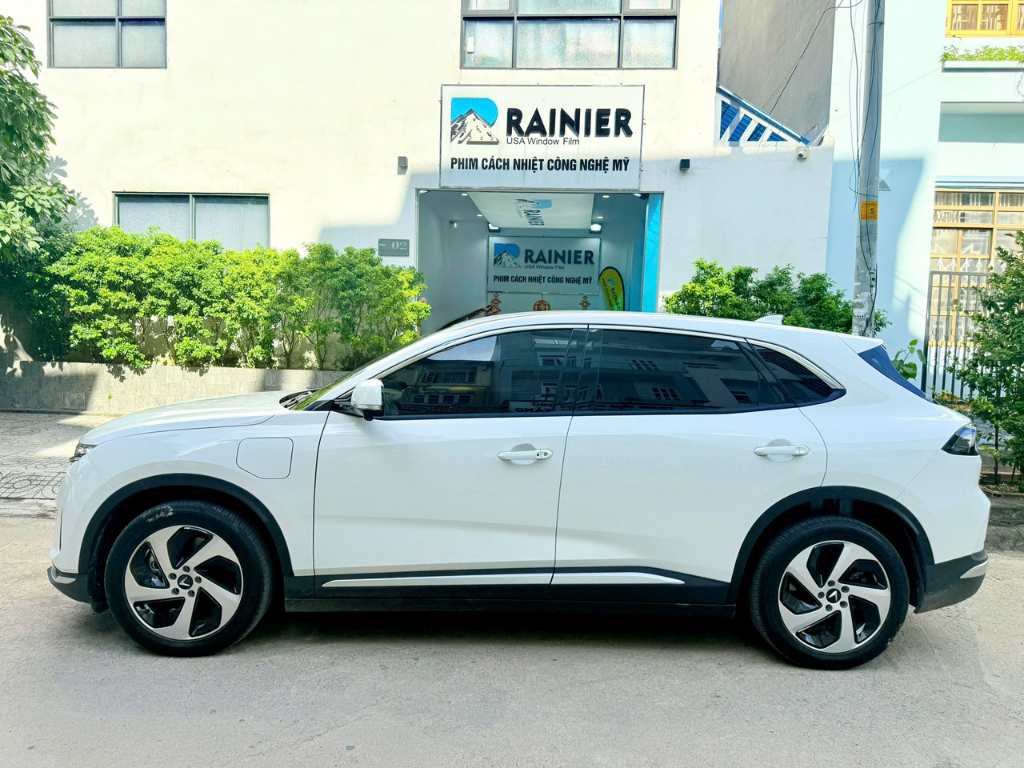 Dán phim cách nhiệt Mỹ Rainier Alpha giúp bảo vệ nội thất Thi công dán phim cách nhiệt Mỹ Rainier Alpha bảo vệ nội thất xe