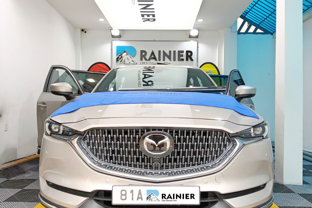 Dán phim cách nhiệt chính hãng Rainier Newking cho ô tô Thi công phim cách nhiệt chính hãng Rainier Newking giúp chống nóng và bảo vệ nội thất ô tô