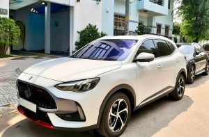 Phim cách nhiệt kính lái Rainier Lilac 50 có độ truyền sáng hợp lý, đảm bảo tầm nhìn rõ ràng khi lái xe