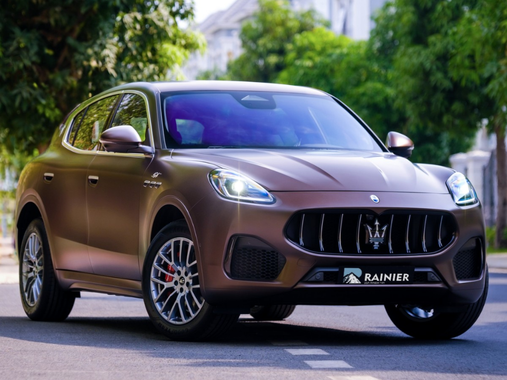 Sắc tím đế vương – Điểm nhấn sang trọng của phim cách nhiệt kính lái Rainier Lilac 50 Phim cách nhiệt kính lái Rainier Lilac 50 sở hữu sắc tím đế vương mang lại vẻ đẳng cấp cho xe hạng sang