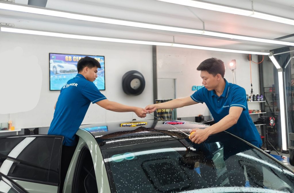 Thi công dán phim cách nhiệt chuyên nghiệp cho cửa sổ trời Thi công dán phim cách nhiệt Rainier Skymagic cho cửa sổ trời