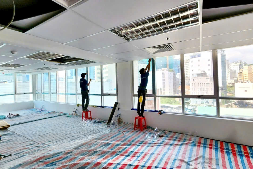 Thi công phim cách nhiệt chính hãng Rainier Newking cho nhà kính và căn hộ Dán phim cách nhiệt chính hãng Rainier Newking cho căn hộ chung cư giúp giảm nhiệt và tiết kiệm điện năng