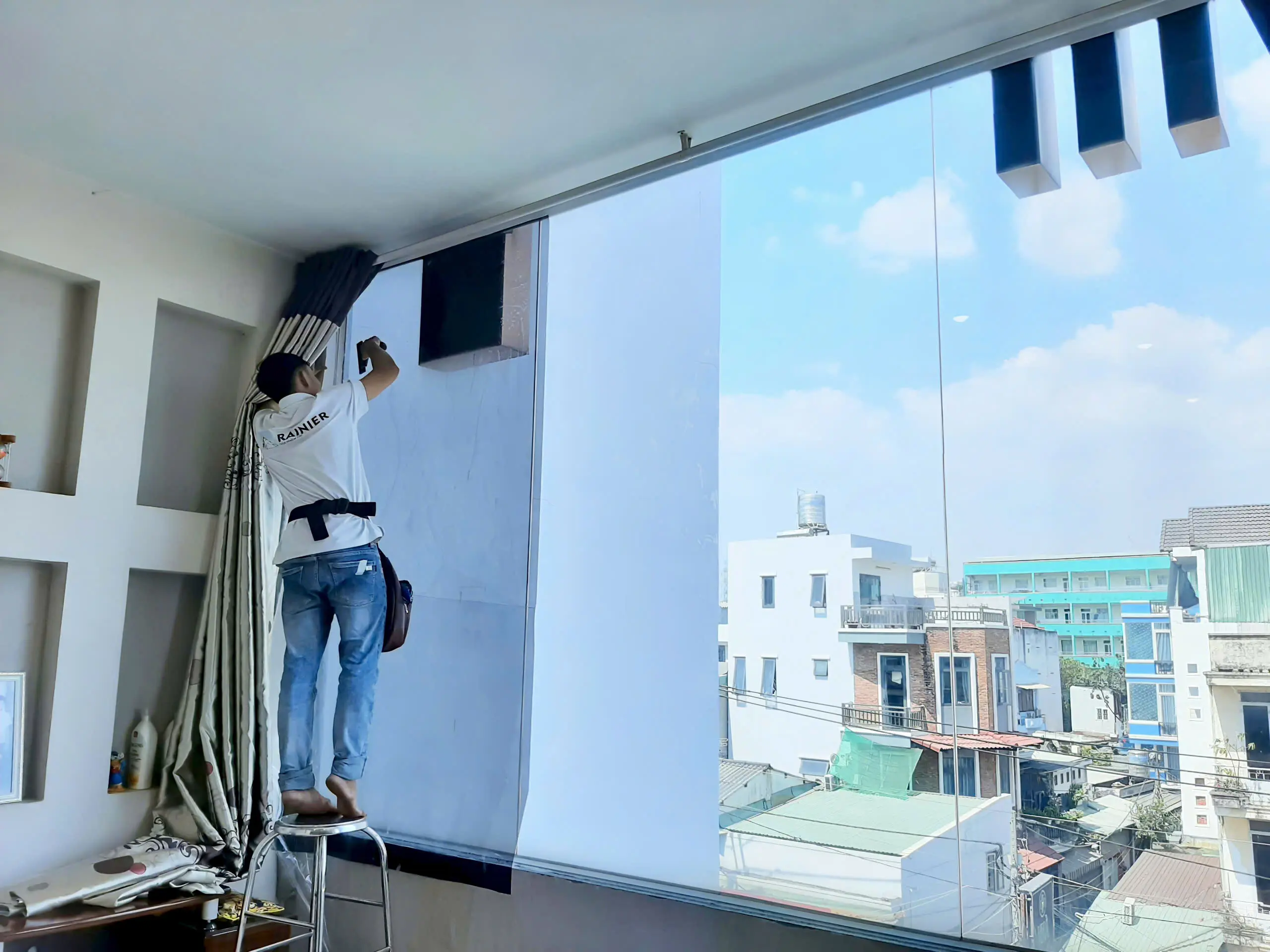 Dán phim cách nhiệt Rainier Building Alpha cho cửa kính