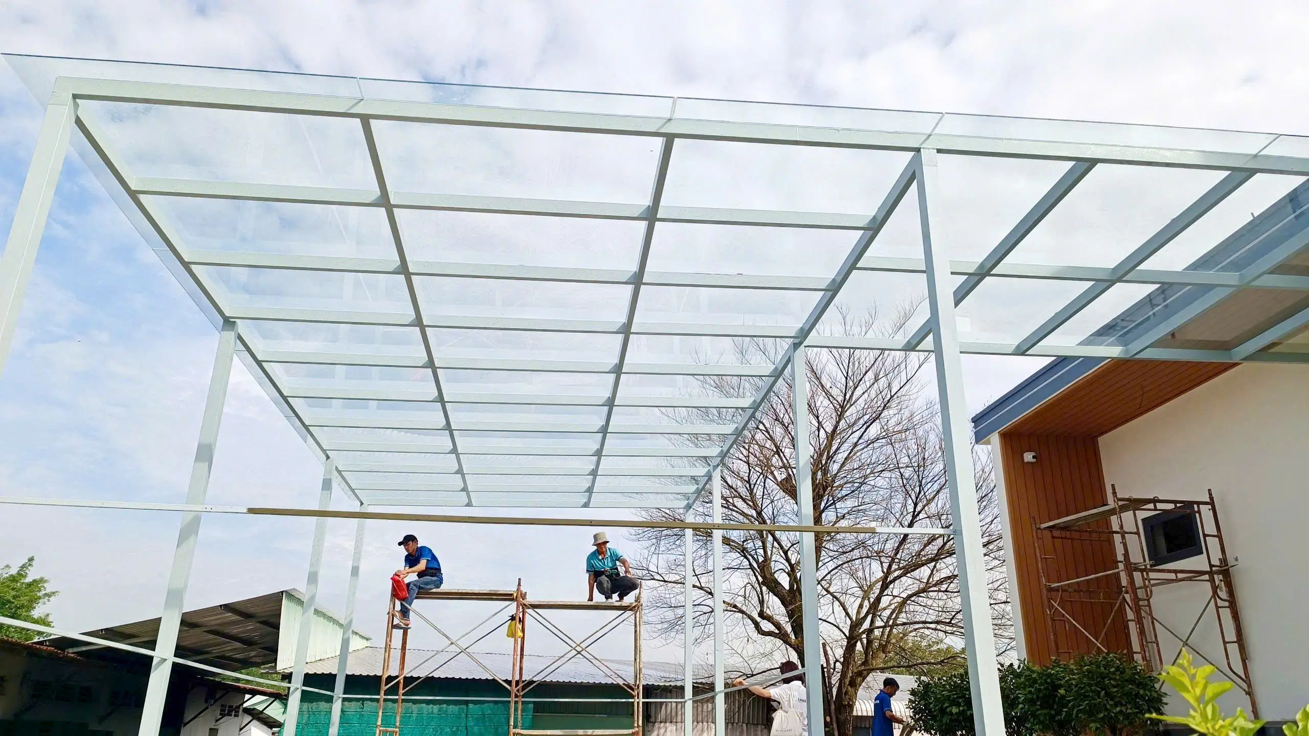 Kỹ thuật viên đang thi công phim cách nhiệt Rainier Building Standard cho mái hiên